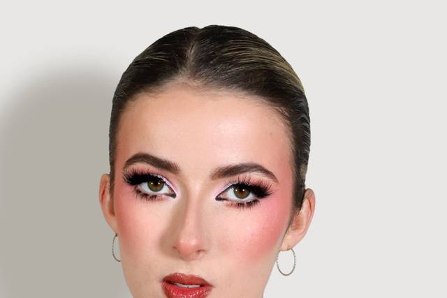 Pink romantic makeup look.