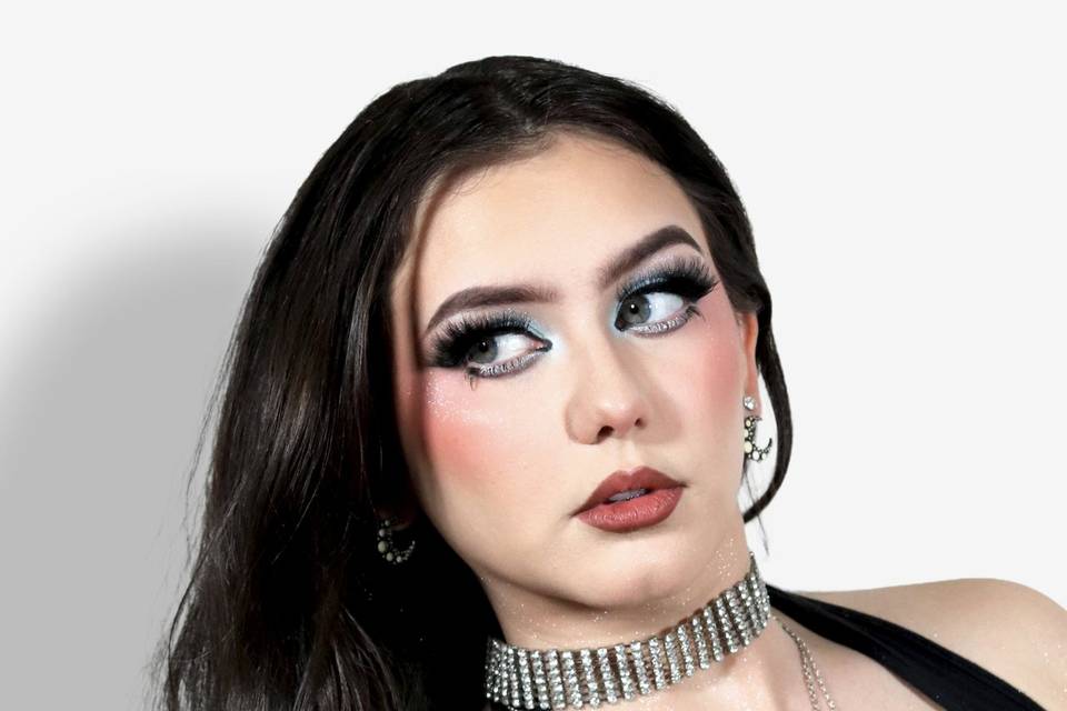 Baby blue makeup look.