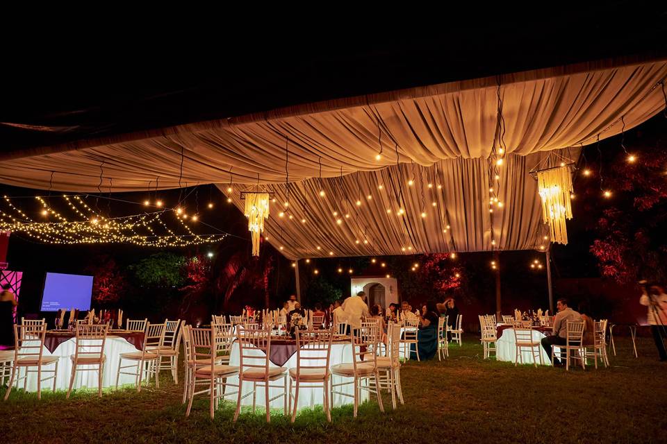 Evento decorado con luces cálidas