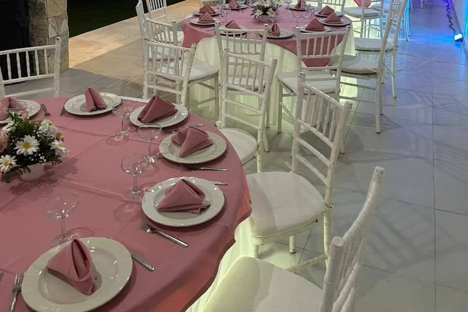 Sillas tiffany blancas con mesas redondas