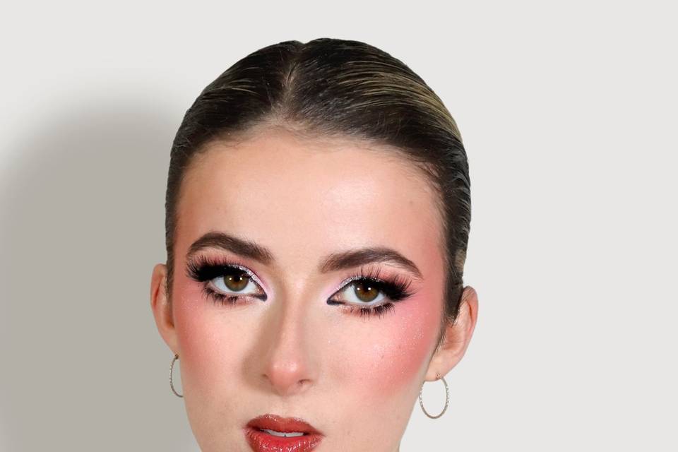 Pink romantic makeup look.