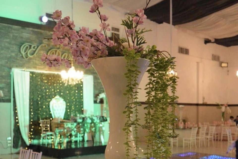 Centro de mesa con flores rosas