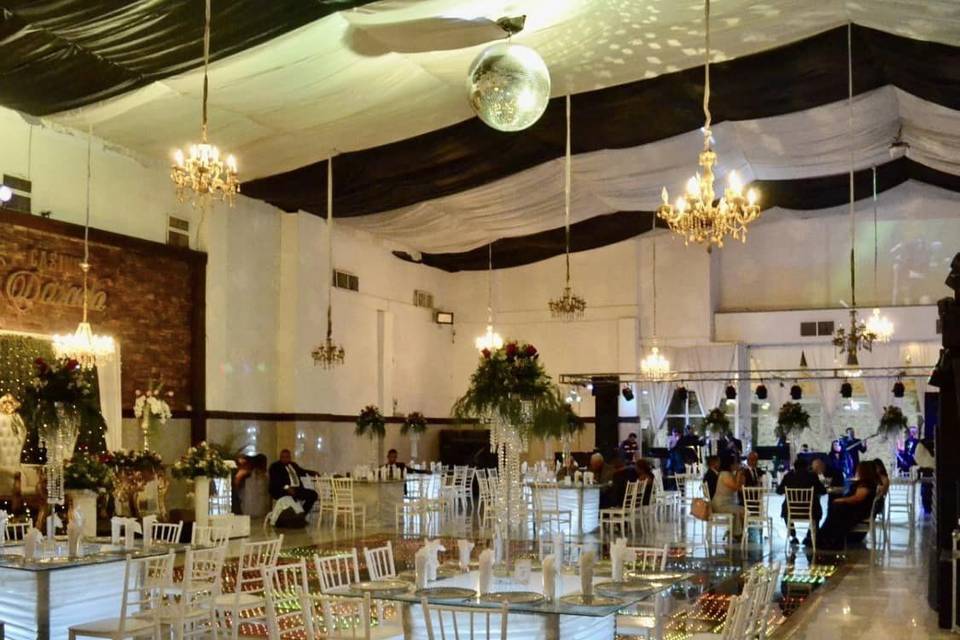 Salón con mesas montadas
