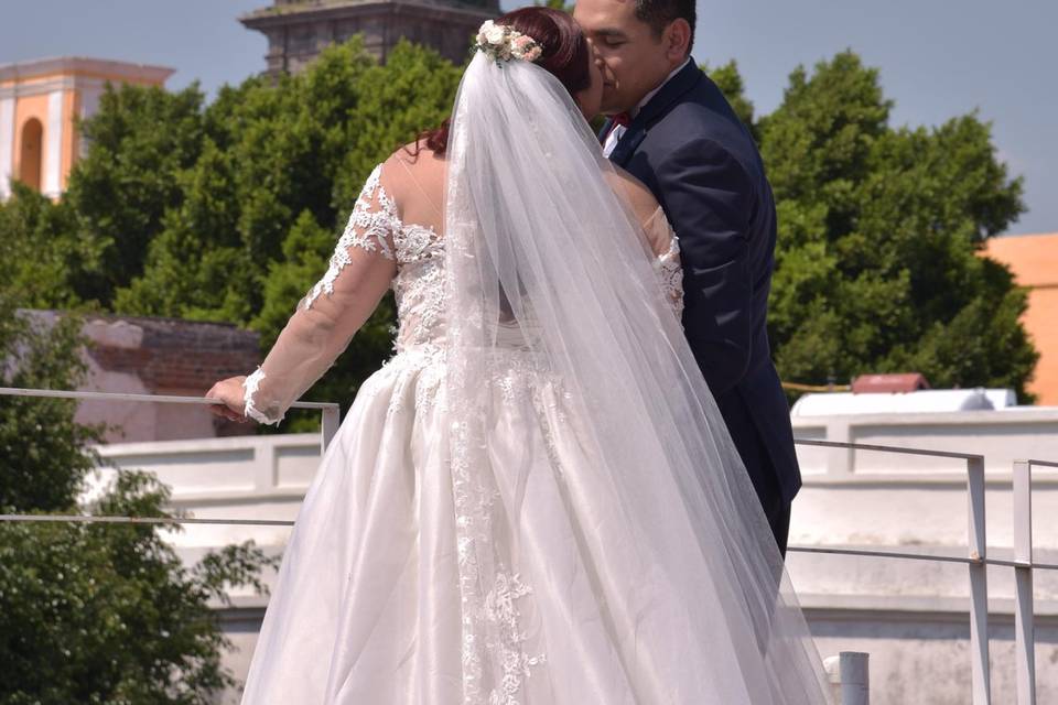 Novios en su hotel