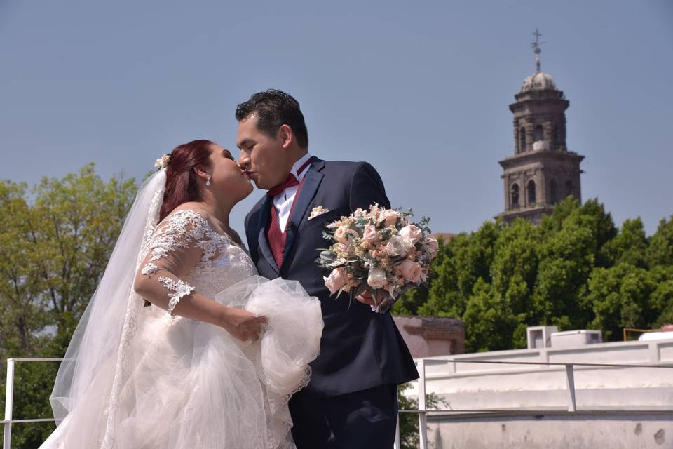 Novios en su hotel