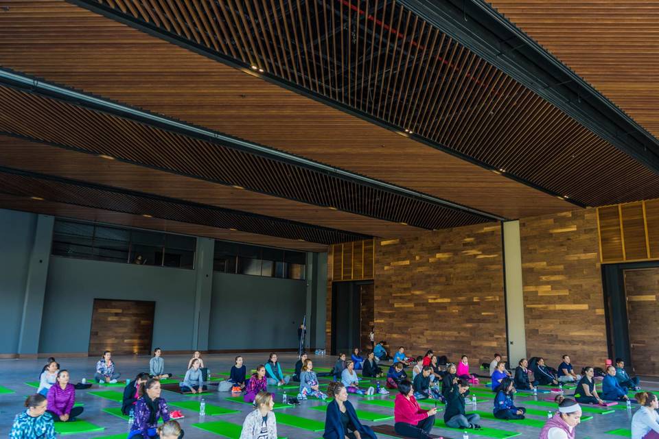 Clase de yoga monicamontesdeoc