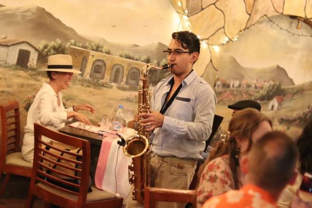 Emmanuel Villasana Saxofonista