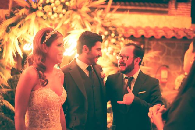 Los novios en jardín