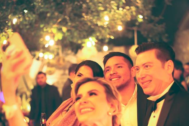 Invitados en jardín
