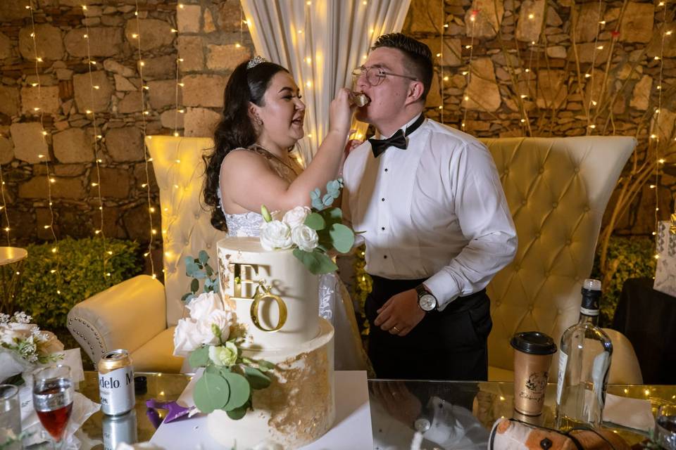 Pareja con su pastel de bodas