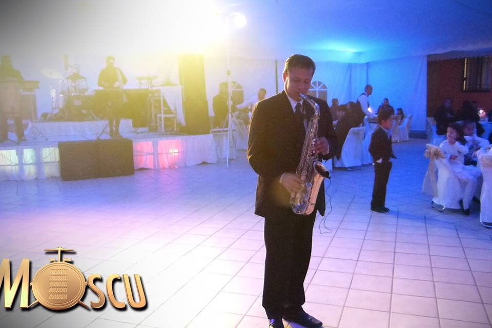Saxofonista en pista