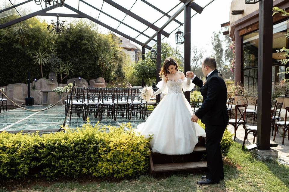 Novio ayudando a bajar a la novia de la pista de baile