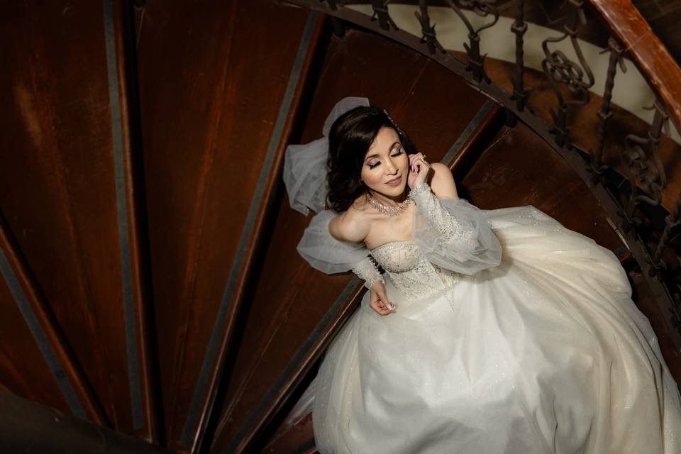 Novia sentada en las escaleras
