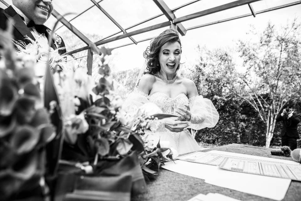 Novia feliz a punto de firmar