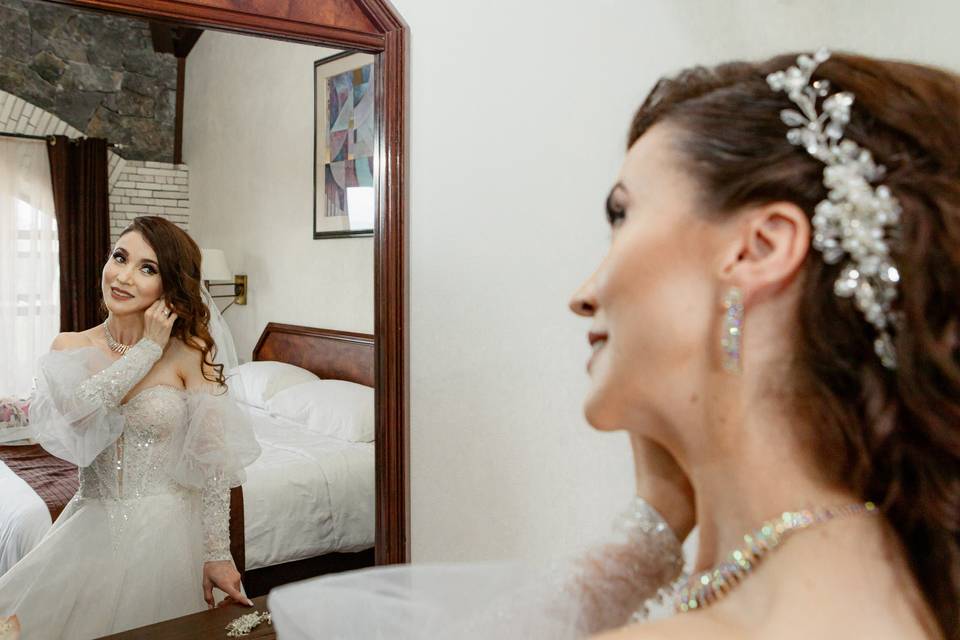 Novia viéndose al espejo