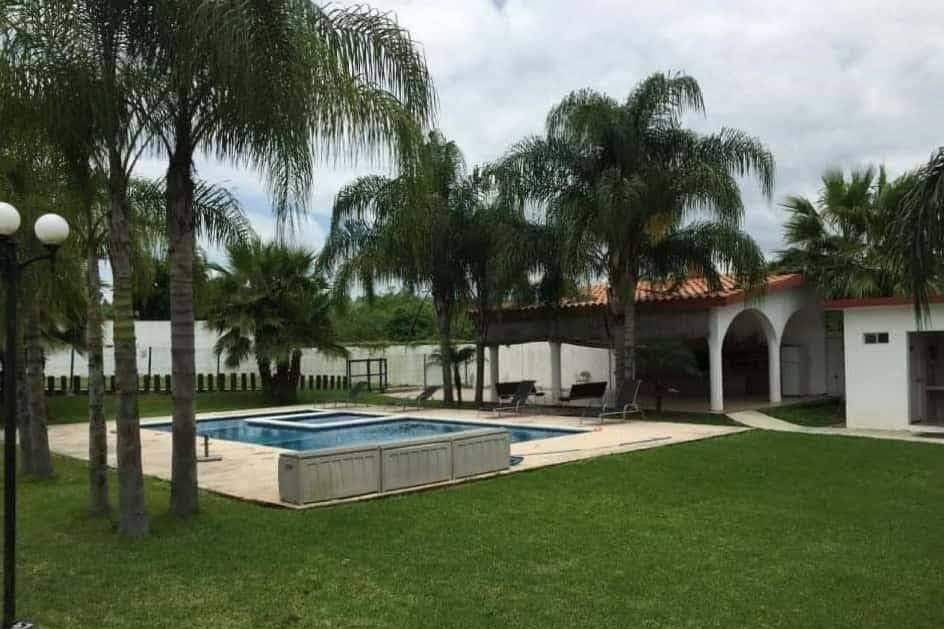 Alberca en el jardín
