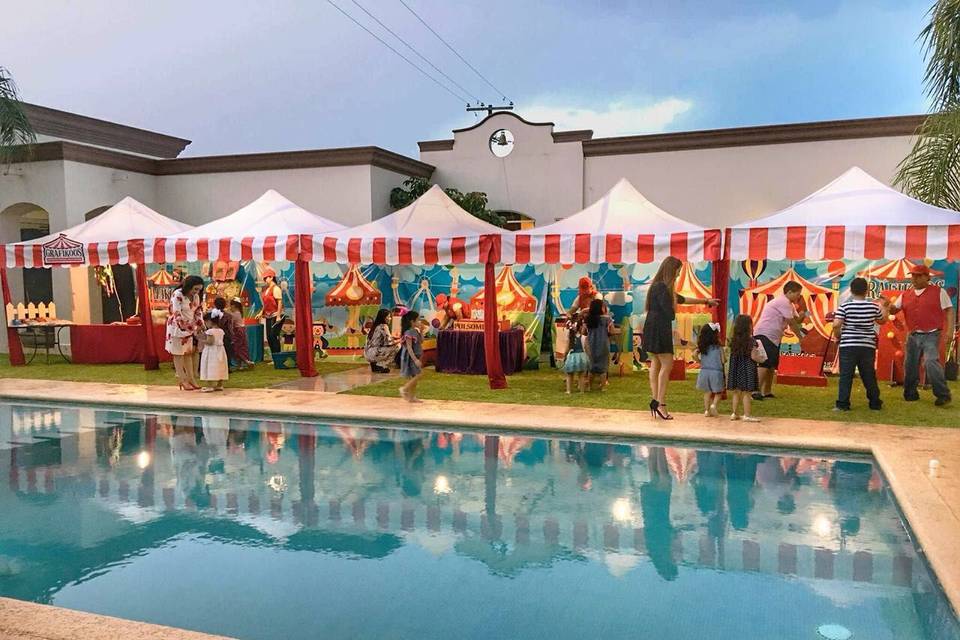 Espacio para niños en frente de la alberca