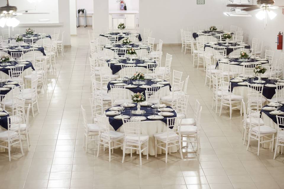 Montaje de mesas en blanco y azul