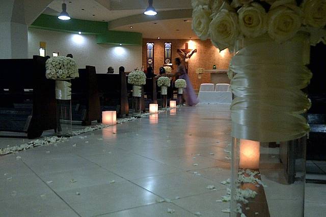 Pasillo iglesia iluminado