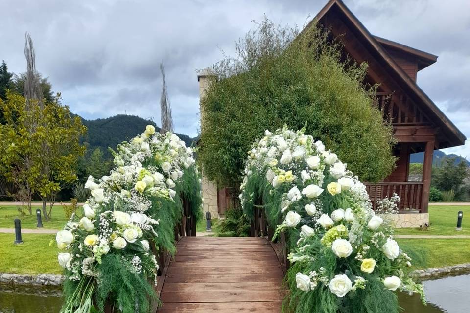 Decoración floral con rosas blancas