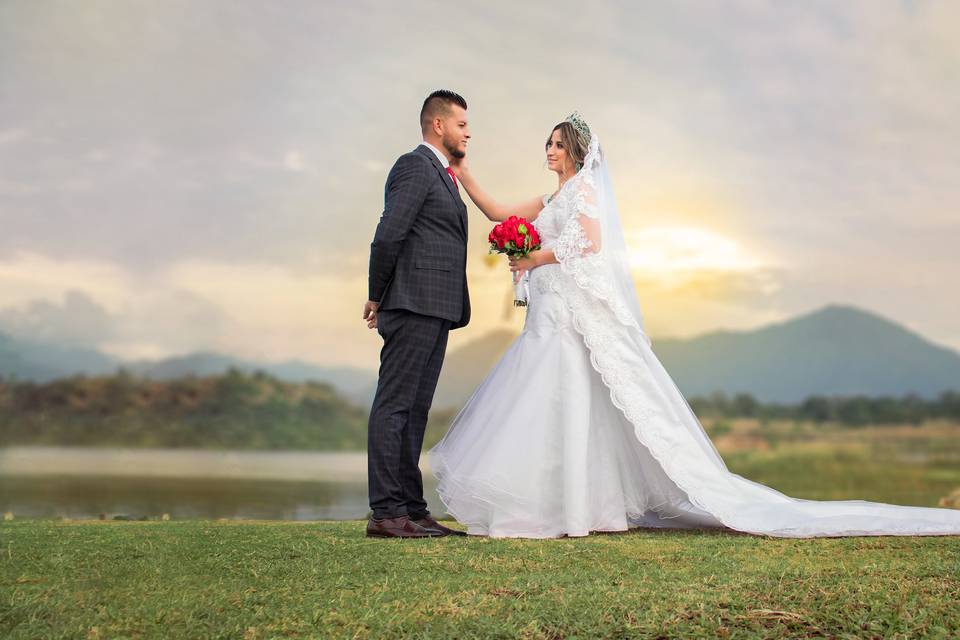 Recién casados frente a las montañas