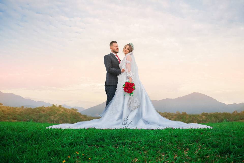 Novios posando frente a las montañas