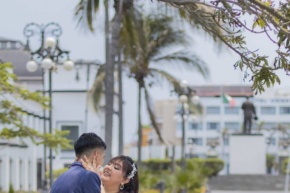 Pareja abrazada en medio de la calle