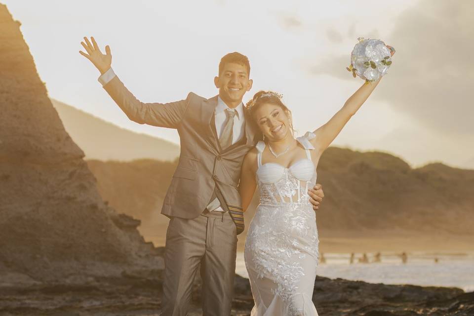 Novios festejando