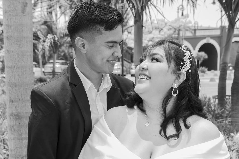 Novios sonriendo