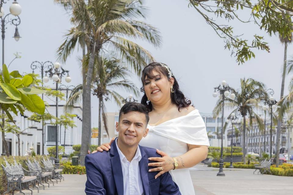 Novios posando