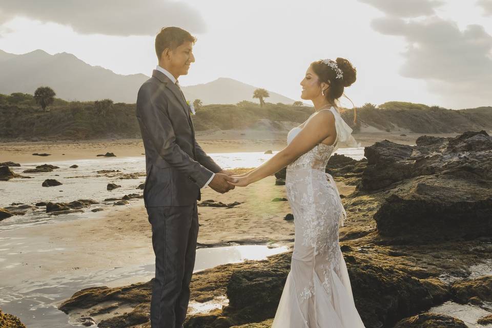 Novios agarrados de la mano