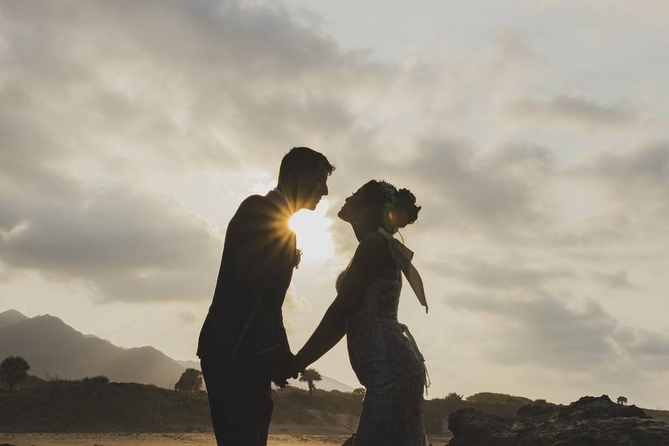 Novios al atardecer