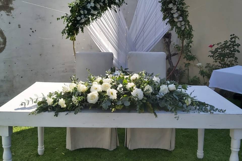 Mesa de novios con flores blancas