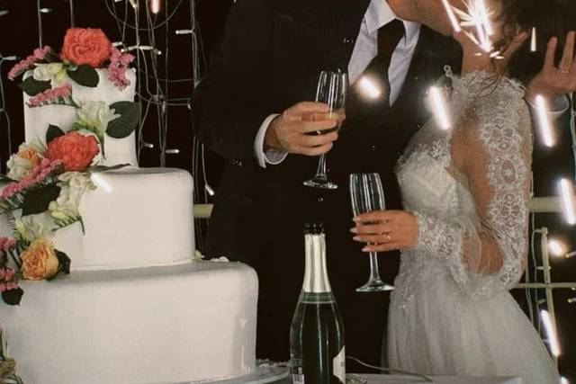 Novios y su pastel de boda
