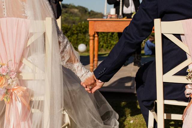 Novios de la mano en ceremonia