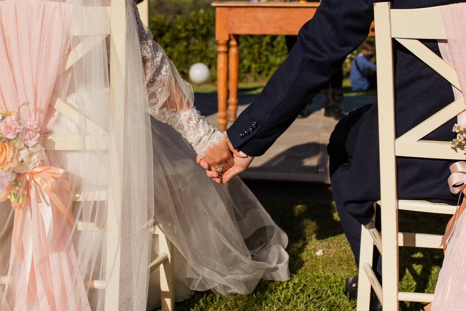 Novios de la mano en ceremonia