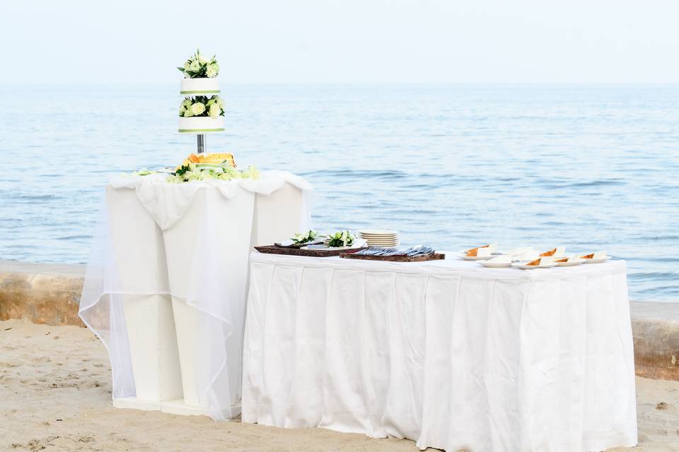 Mesas con manteles blancos en la playa