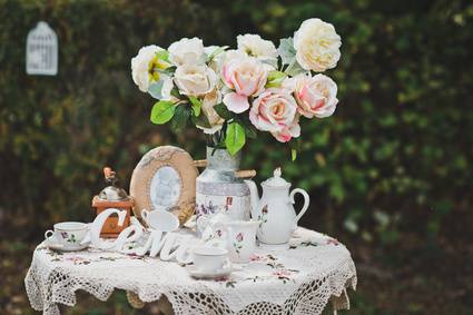 Mesa con decoración y arreglo floral de rosas