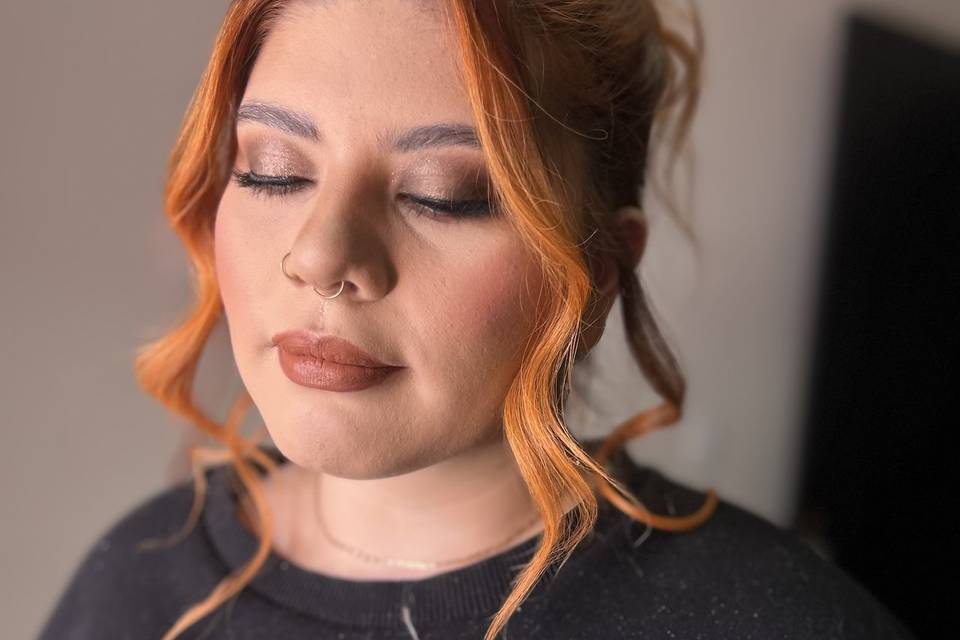 Maquillaje y peinado para dama