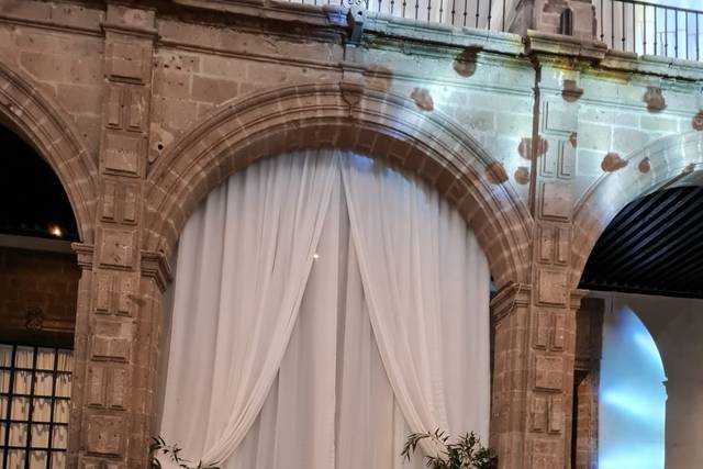 Mesa de novios con flores