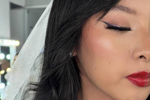 Delineado en lila y con brillantes