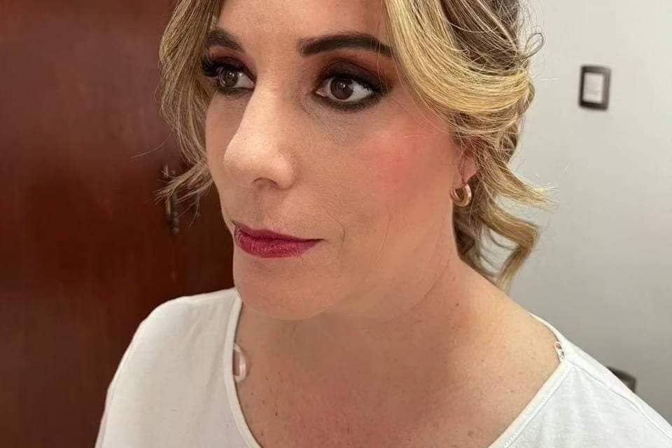 Maquillaje y peinado