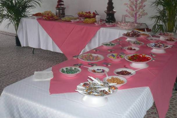 Mesa con pastel de bodas