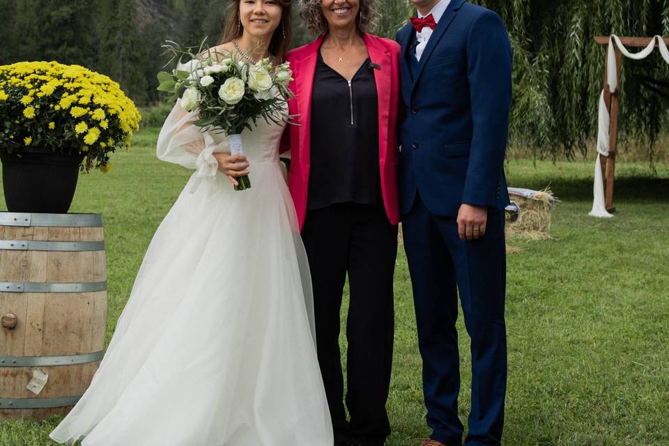 Novios posando con la ceremonialista