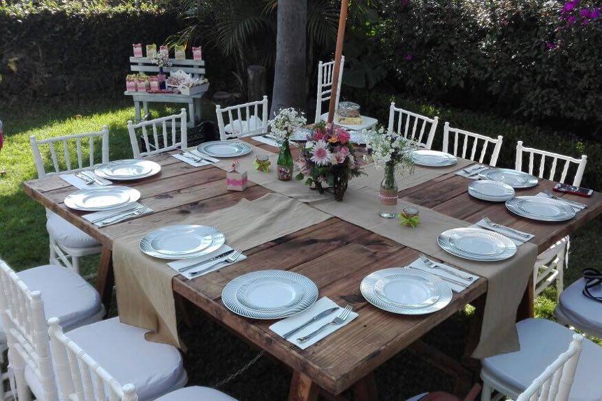 Jardín con mesa para fiestas