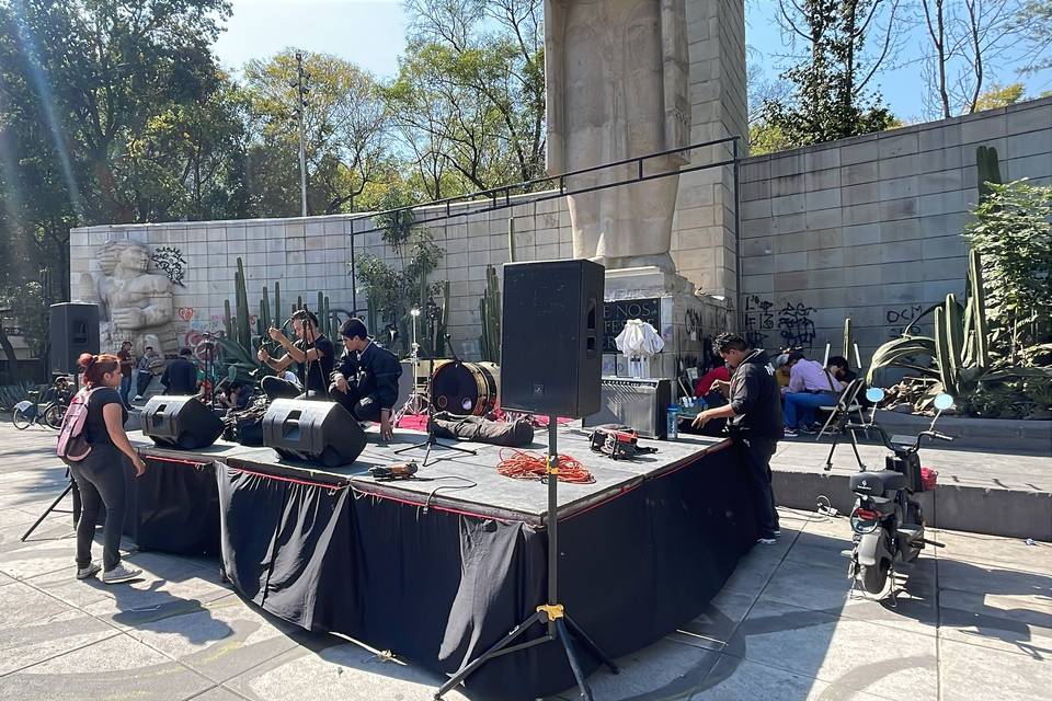 Escenario con bocinas y telas