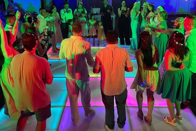 Invitados bailando