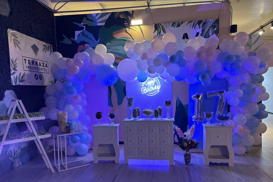 Mesa de dulces con iluminación azul