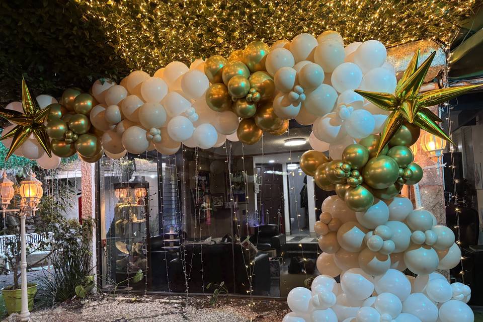 Arco de globos  blancos y dorados