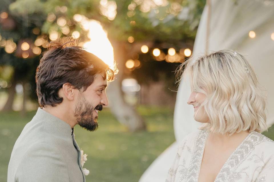 Pareja tomada de la mano en el jardín